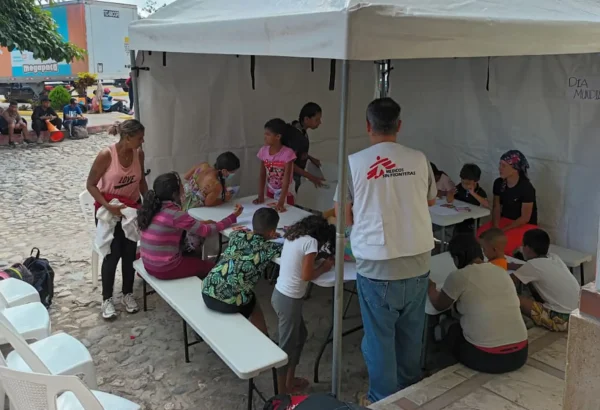 Trabajador de MSF con un grupo de personas MSF estableció un punto de atención en Esquipulas, Chiquimula, en la frontera sur de Guatemala.