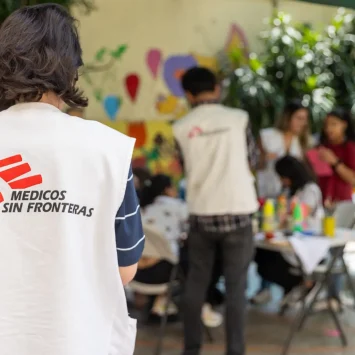 Personal de MSF en el patio del Centro de Atención Integral realiza diversas actividades de salud mental con pacientes.