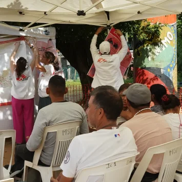 Mientras el equipo termina de instalar la clínica móvil en las vías del tren en Coatzacoalcos estado de Veracruz, los pacientes esperan para ser atendidos