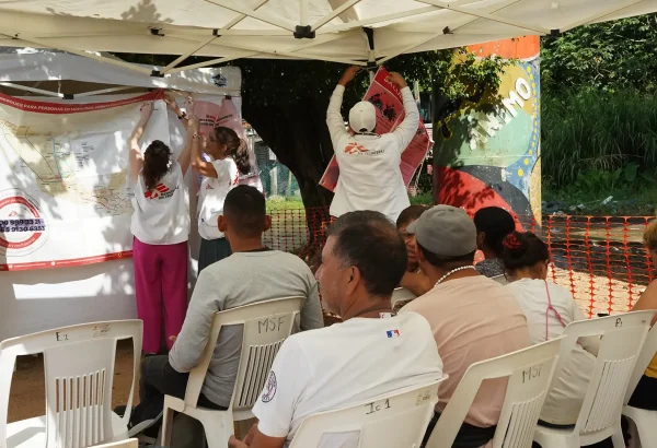 Mientras el equipo termina de instalar la clínica móvil en las vías del tren en Coatzacoalcos estado de Veracruz, los pacientes esperan para ser atendidos