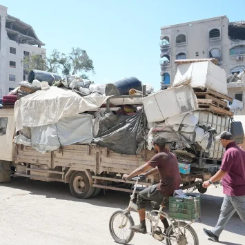 Familias palestinas recogen lo que les queda para evacuar la ciudad de Gaza, al sur de la Franja. 4 de septiembre de 2025.