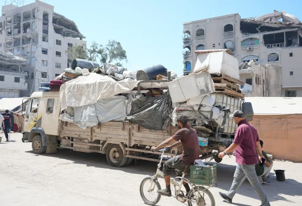 Familias palestinas recogen lo que les queda para evacuar la ciudad de Gaza, al sur de la Franja. 4 de septiembre de 2025.