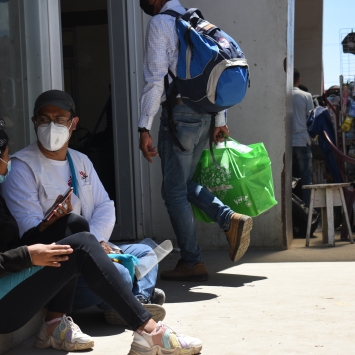 Uno de nuestros psicólogos conversando con una persona migrante en la estación de buses de Danlí.
