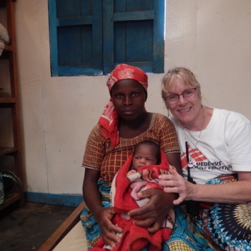 Lanice con la mujer y su bebé recién nacido