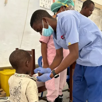 Un enfermero quitando un cateter de un pequeño que será dado de alta del centro de tratamiento de cólera de MSF en Goma.