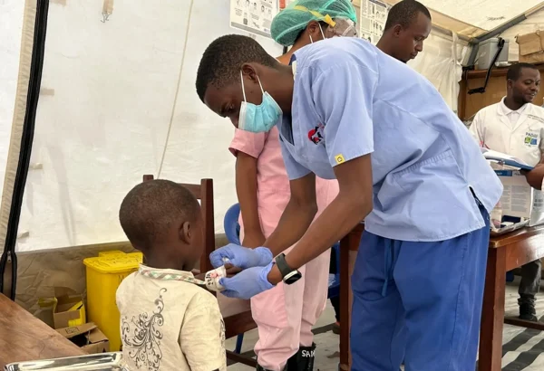 Un enfermero quitando un cateter de un pequeño que será dado de alta del centro de tratamiento de cólera de MSF en Goma.