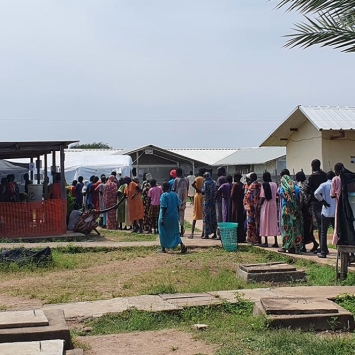 familes_of_sick_children_queuing_to_collect_food_provided_by_the_hospital