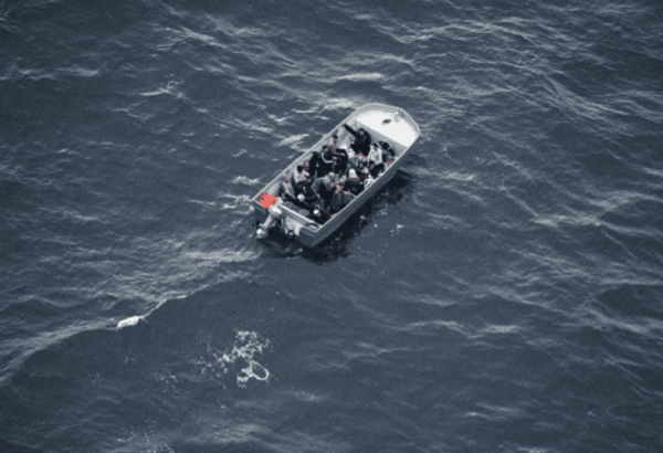 Un pequeño bote de personas que esperan ser rescatadas es visto desde el avión de búsqueda y rescate de Sea Watch