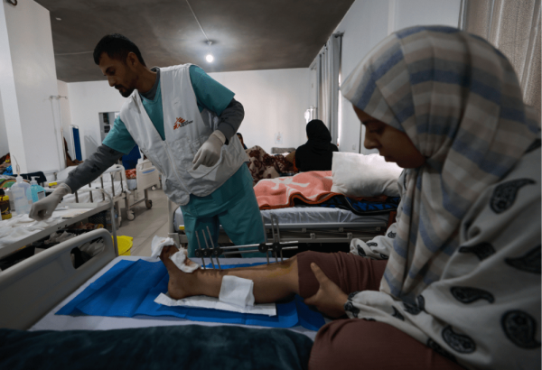 Consulta de seguimiento en el Hospital de Campaña Indonesio de Rafah, por el personal de MSF