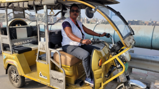 Fátima es trabajadora de MSF y la primera conductora de E-rickshaw en India