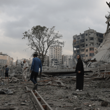 Guerra en Gaza: Personas se encuentran en medio de un edificio destruido después de un ataque aéreo en Gaza.