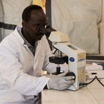 DNDi se encarga de diseñar nuevos medicamentos y nuevas fórmulas de medicamentos existentes para pacientes desatendidos.