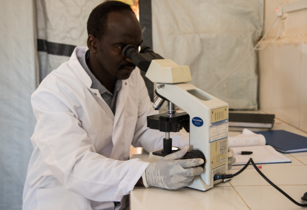 DNDi se encarga de diseñar nuevos medicamentos y nuevas fórmulas de medicamentos existentes para pacientes desatendidos.