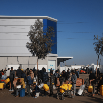 La población hace fila para recibir agua potable de MSF en Rafah