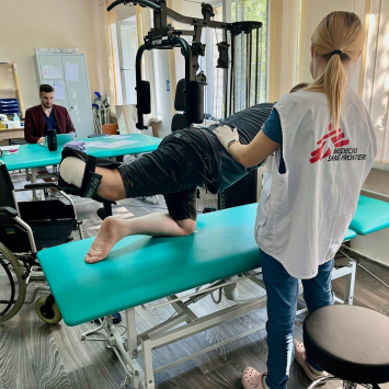 MSF brinda fisioterapia a personas heridas de guerra en Ucrania