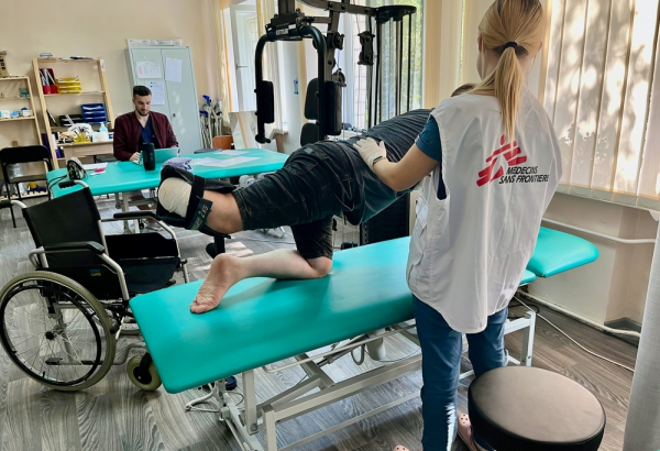 MSF brinda fisioterapia a personas heridas de guerra en Ucrania