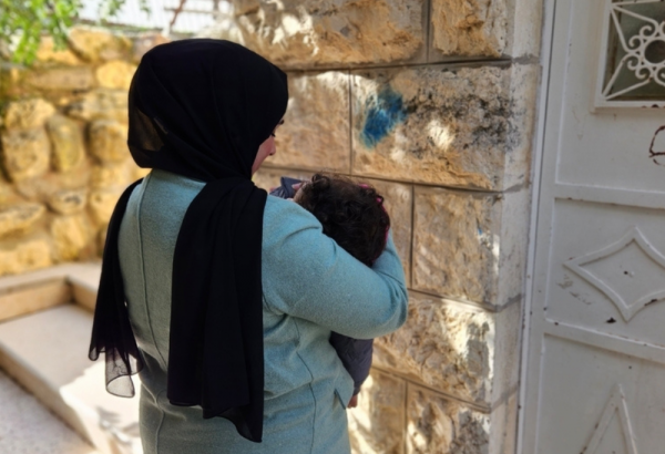 Aliyah*, una mujer palestina sostiene a su hija. Vivió durante 25 años en la antigua ciudad de Hebrón, una de las zonas más restringidas de Cisjordania. Palestina, 14 de diciembre de 2023. 
© Laora Vigourt/MSF