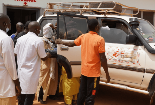 El equipo de MSF evacua a un paciente de urgencia al hospital regional de Mopti.