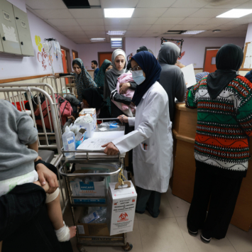 Mujeres y niños se refugian en el hospital de Al Aqsa en Gaza. El hospital se satura con la llegada de vísctimas en masa.