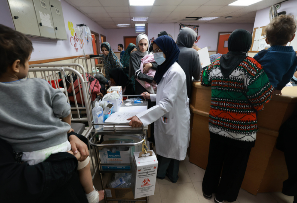 Mujeres y niños se refugian en el hospital de Al Aqsa en Gaza. El hospital se satura con la llegada de vísctimas en masa.