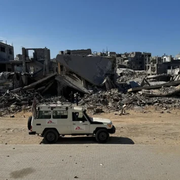 Un vehículo de MSF está estacionado frente al Hospital Al Rantisi en la ciudad de Gaza, entre los escombros y la destrucción de la zona. La foto, tomada desde la entrada del hospital, da a la calle. © MSF
