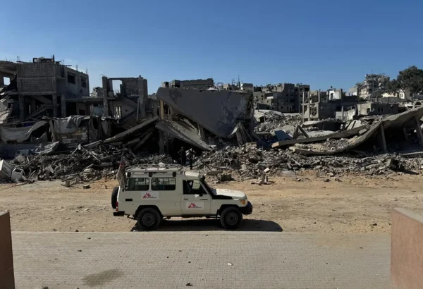 Un vehículo de MSF está estacionado frente al Hospital Al Rantisi en la ciudad de Gaza, entre los escombros y la destrucción de la zona. La foto, tomada desde la entrada del hospital, da a la calle. © MSF