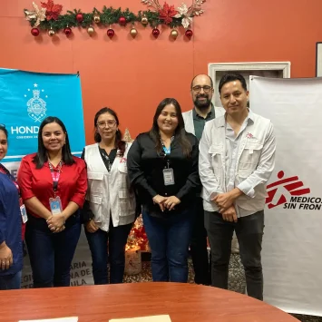 Equipo de Médicos Sin Fronteras en Honduras tras firmar el acuerdo de trabajar junto con las autoridades sanitarias de San Pedro Sula y del departamento de Cortés hasta 2027.