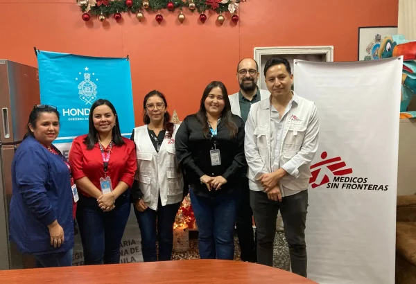 Equipo de Médicos Sin Fronteras en Honduras tras firmar el acuerdo de trabajar junto con las autoridades sanitarias de San Pedro Sula y del departamento de Cortés hasta 2027.