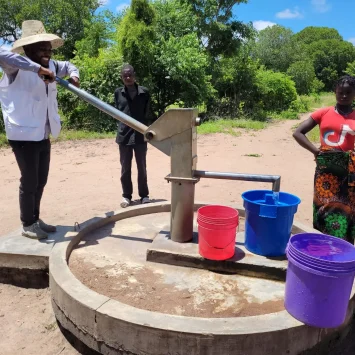 Punto de distribución de agua en Mozambique.