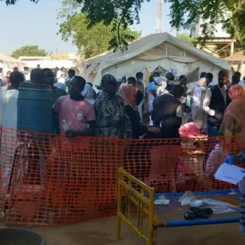 Pacientes esperando ser atendidos por MSF en el estado sudanés de Nilo Blanco. Allí, estamos tratando a personas afectadas por una infección transmitida por el agua.