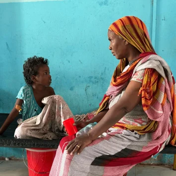 Una madre cuida a su hijo en la sección pediátrica del centro de tratamiento del cólera de Kosti, en el estado de Nilo Blanco. Sudán, marzo de 2025.