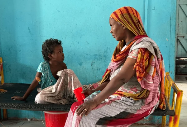 Una madre cuida a su hijo en la sección pediátrica del centro de tratamiento del cólera de Kosti, en el estado de Nilo Blanco. Sudán, marzo de 2025.