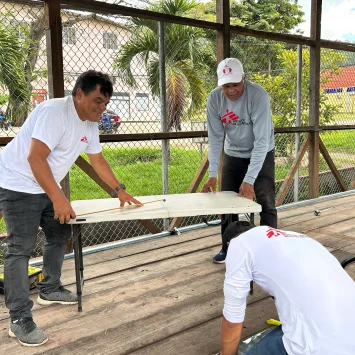 Pablo Chavarría logísta hondureño de MSF trabaja junto a algunos miembros de su equipo en Danlí, Honduras.