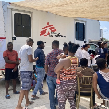 Médicos Sin Fronteras atendiendo a personas migrantes en Nuevo Laredo mediante clínicas móviles