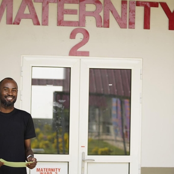 Louis Bahina Essengue en la sala de maternidad.