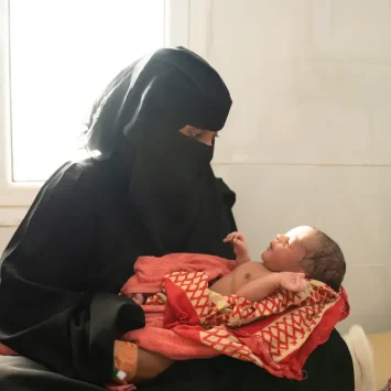 Raheema Mohamed Ali, de 25 años, de Mocha, en la maternidad de MSF en el Hospital General de Mocha, Yemen.