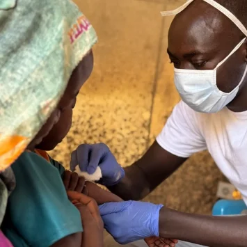 Salah Aldeen, enfermero de MSF, coloca una vacuna a Marwa, de 3 años. Marwa ingresó el día anterior debido a los síntomas comunes del sarampión.