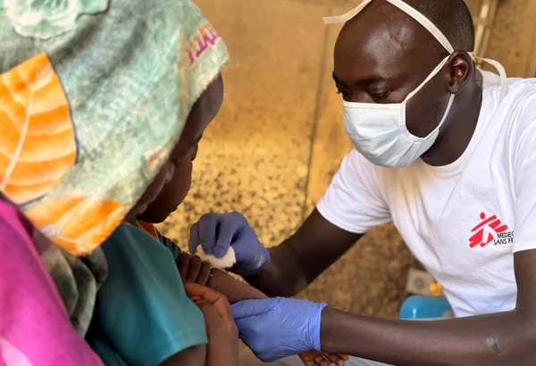 Salah Aldeen, enfermero de MSF, coloca una vacuna a Marwa, de 3 años. Marwa ingresó el día anterior debido a los síntomas comunes del sarampión.