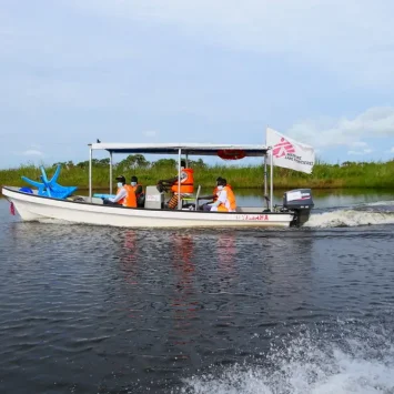 El personal humanitario de MSF viaja en barco para brindar atención médicaa la población afectada por inundaciones. Old Fangak, Sudán del Sur