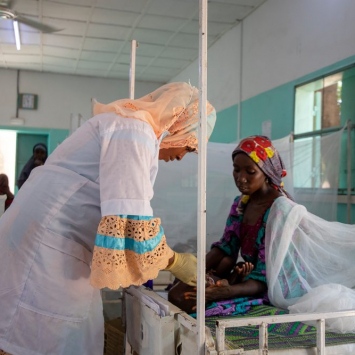 Una enfermera de MSF atiende a un niño con malaria, ante la mirada de su madre, en la unidad pediátrica del hospital Magaria de MSF en Magaria, Níger.