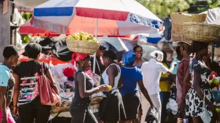 Vista de una calle comercial en Pétionville, Puerto Príncipe, Haití.