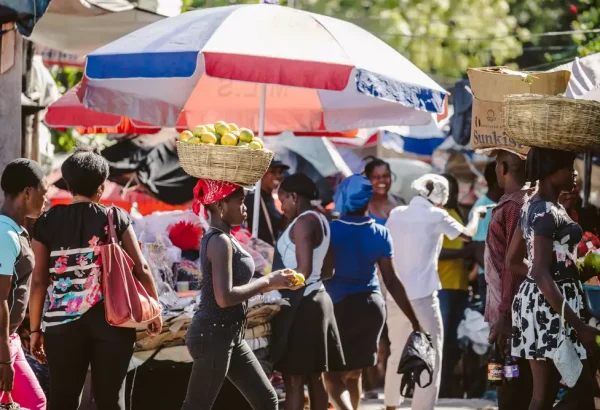 Vista de una calle comercial en Pétionville, Puerto Príncipe, Haití.