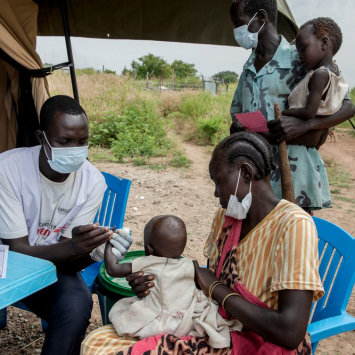 Un miembro del personal de MSF realiza una prueba rápida de malaria a una niña en Sudán del Sur