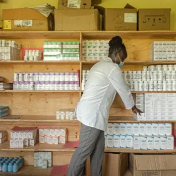 Una médica selecciona antirretrovirales (Profilaxis para el VIH) para un paciente en el condado de Homa Bay, Kenia. © Njiiri Karago/MSF