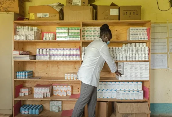 Una médica selecciona antirretrovirales (Profilaxis para el VIH) para un paciente en el condado de Homa Bay, Kenia. © Njiiri Karago/MSF