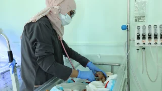 La Dra. Saeeda Ahmed revisando a un bebé prematuro en el hospital materno infantil de Al Houban.