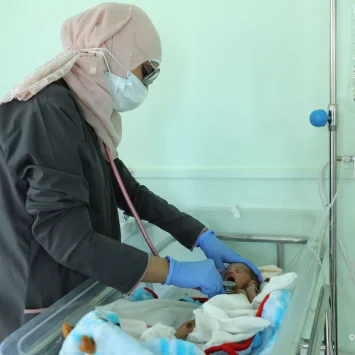 La Dra. Saeeda Ahmed revisando a un bebé prematuro en el hospital materno infantil de Al Houban.