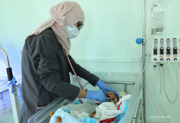 La Dra. Saeeda Ahmed revisando a un bebé prematuro en el hospital materno infantil de Al Houban.