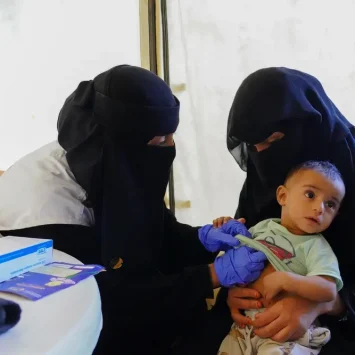 Asma, doctora de MSF, examina a la bebé Aliya en la clínica móvil de Al-Noor en Marib. Yemen, diciembre de 2021.