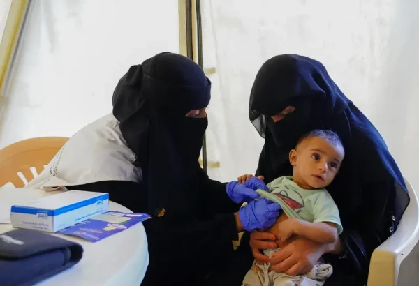 Asma, doctora de MSF, examina a la bebé Aliya en la clínica móvil de Al-Noor en Marib. Yemen, diciembre de 2021.